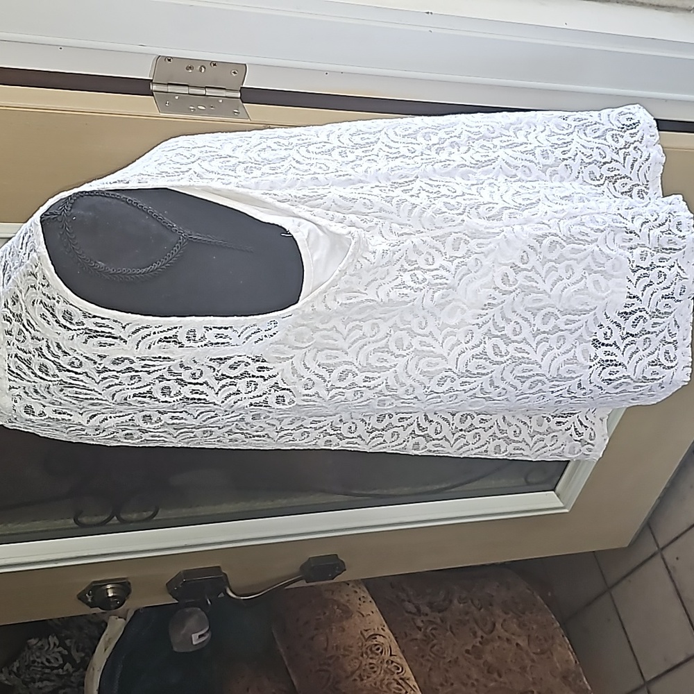Sleeveless white lace top - Picture 10 of 15